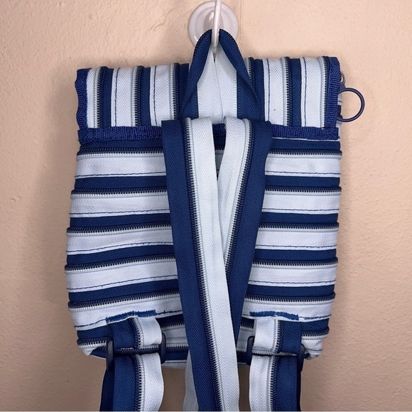 ZIP IT BRAND BACKPACK BLUE STRIPE PASTEL LIGHTWEIGHT TRAVEL - Picture 4 of 9